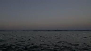 云南滇池日转夜城市大海海面延时视频的预览图